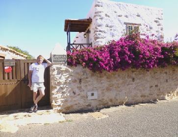 2014-02-06_1209__2325R Adrian outside Casa Tamasite, Tuineje, Fuerteventura