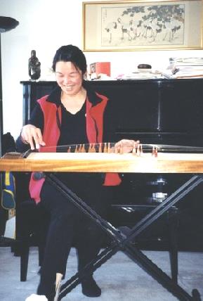 2002-03-18 1 Chwan Hui playing the Chinese Zither, San Francisco, California 28-01-2014 15-36-36