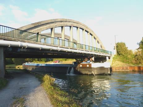 2013-10-08_1703__1381R canal de la sambre, Beautor.JPG